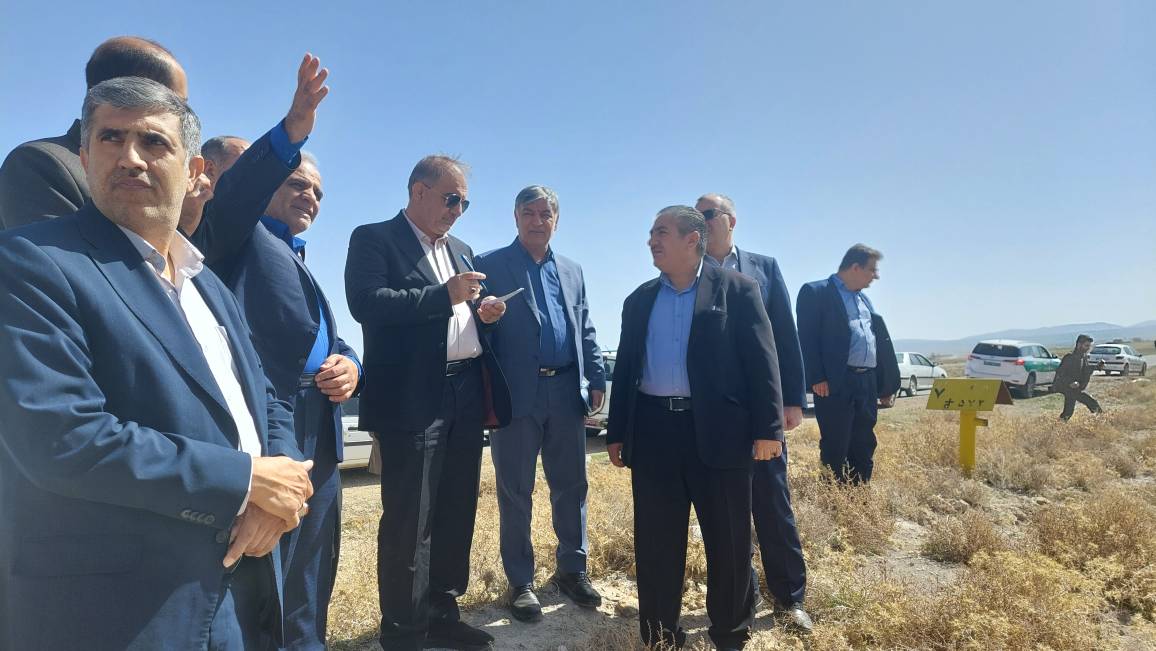 رئیس کمیسیون کشاورزی مجلس از تالاب خشکیده دهنو بروجن بازدید کرد